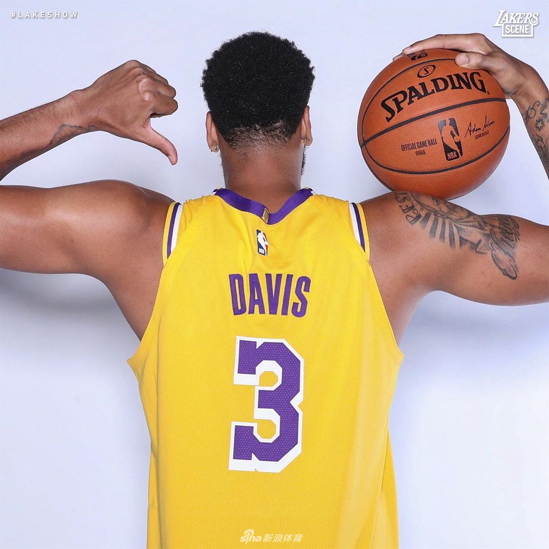 浓眉穿湖人3号拍摄球衣写真 詹姆斯一旁玩手机坐等