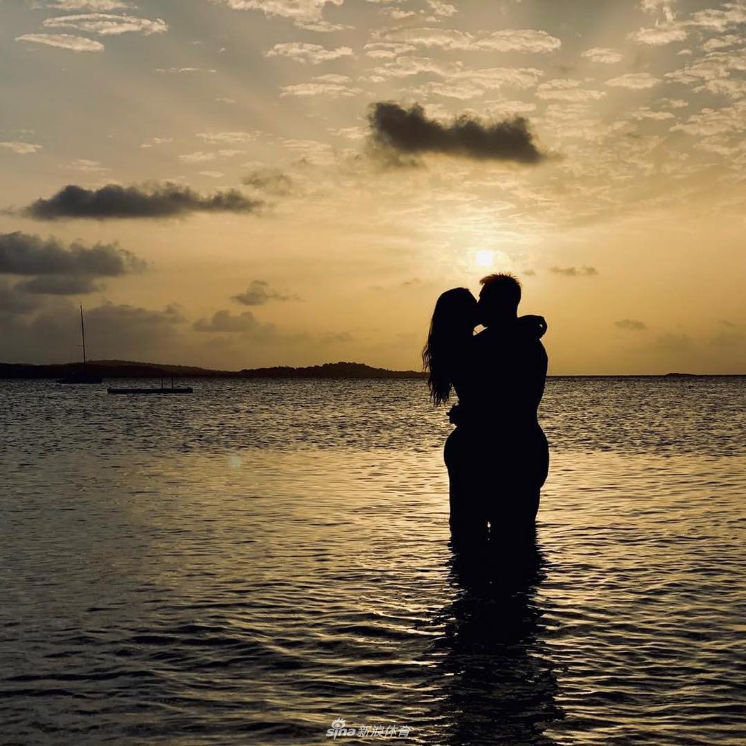 梅西夕阳下与爱妻深情拥吻