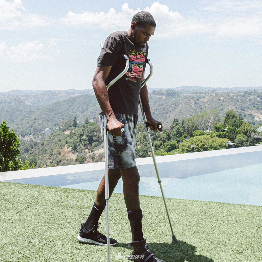 杜兰特狂练上肢力量秀麒麟臂 拄拐出门恢复不错