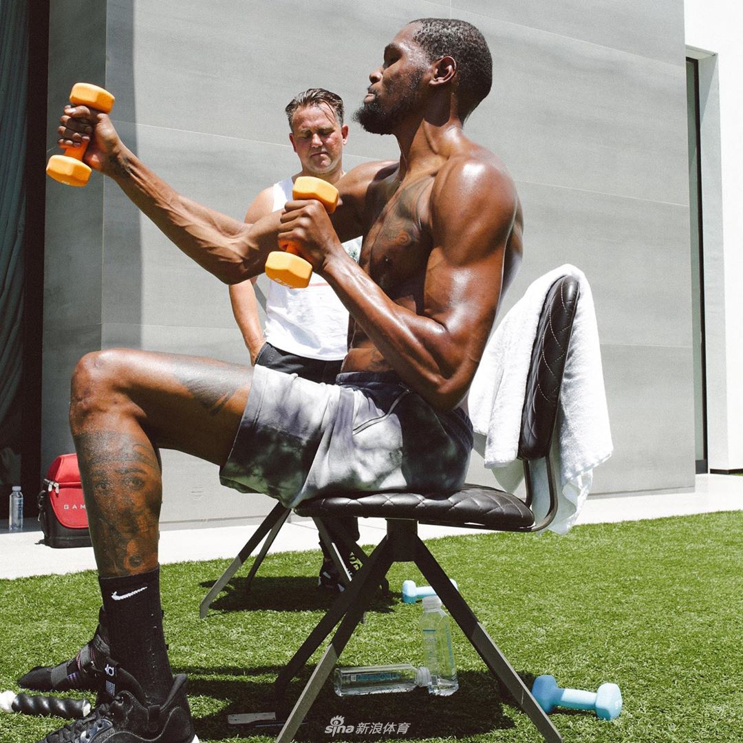 杜兰特狂练上肢力量秀麒麟臂 拄拐出门恢复不错