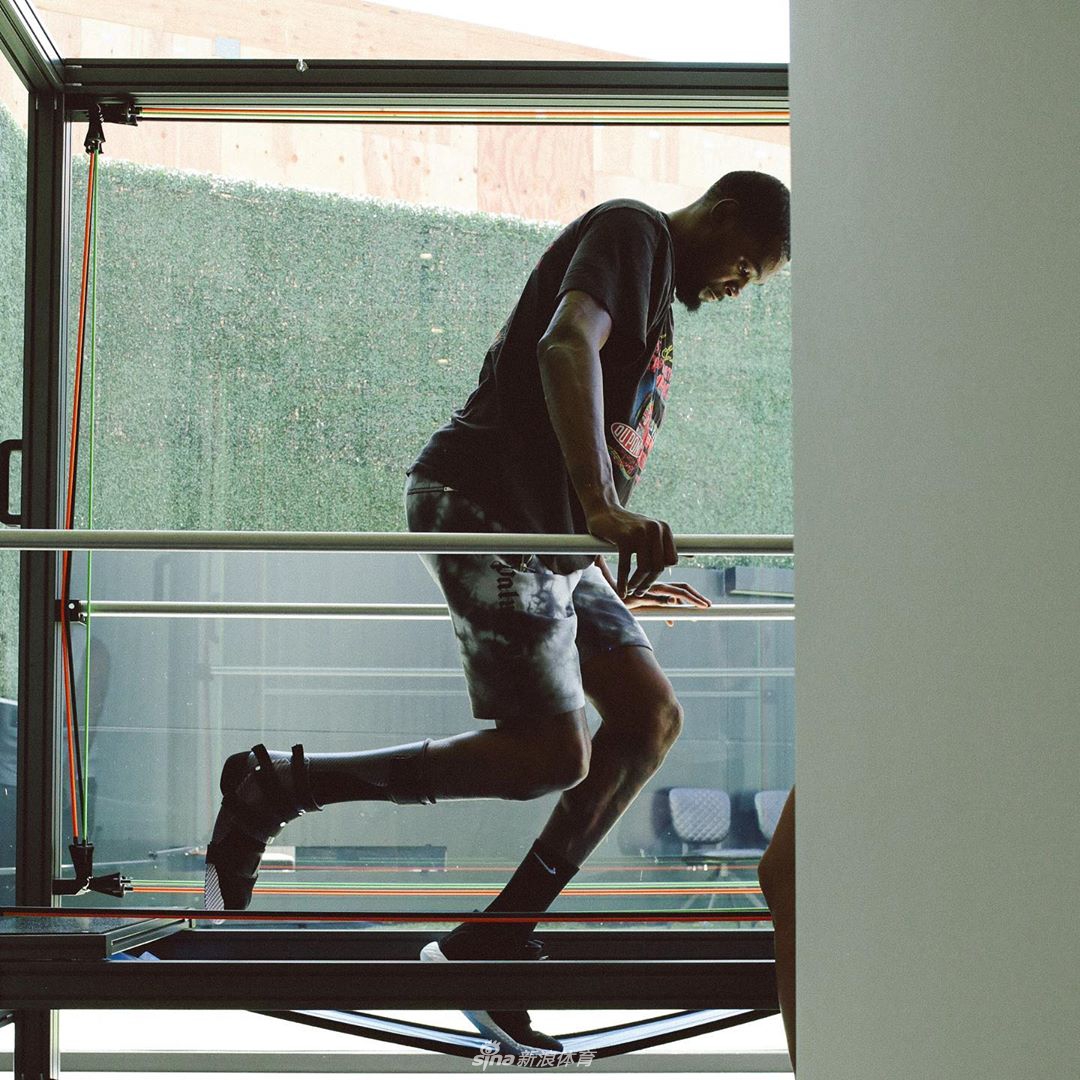 杜兰特狂练上肢力量秀麒麟臂 拄拐出门恢复不错