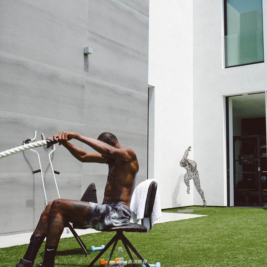 杜兰特狂练上肢力量秀麒麟臂 拄拐出门恢复不错