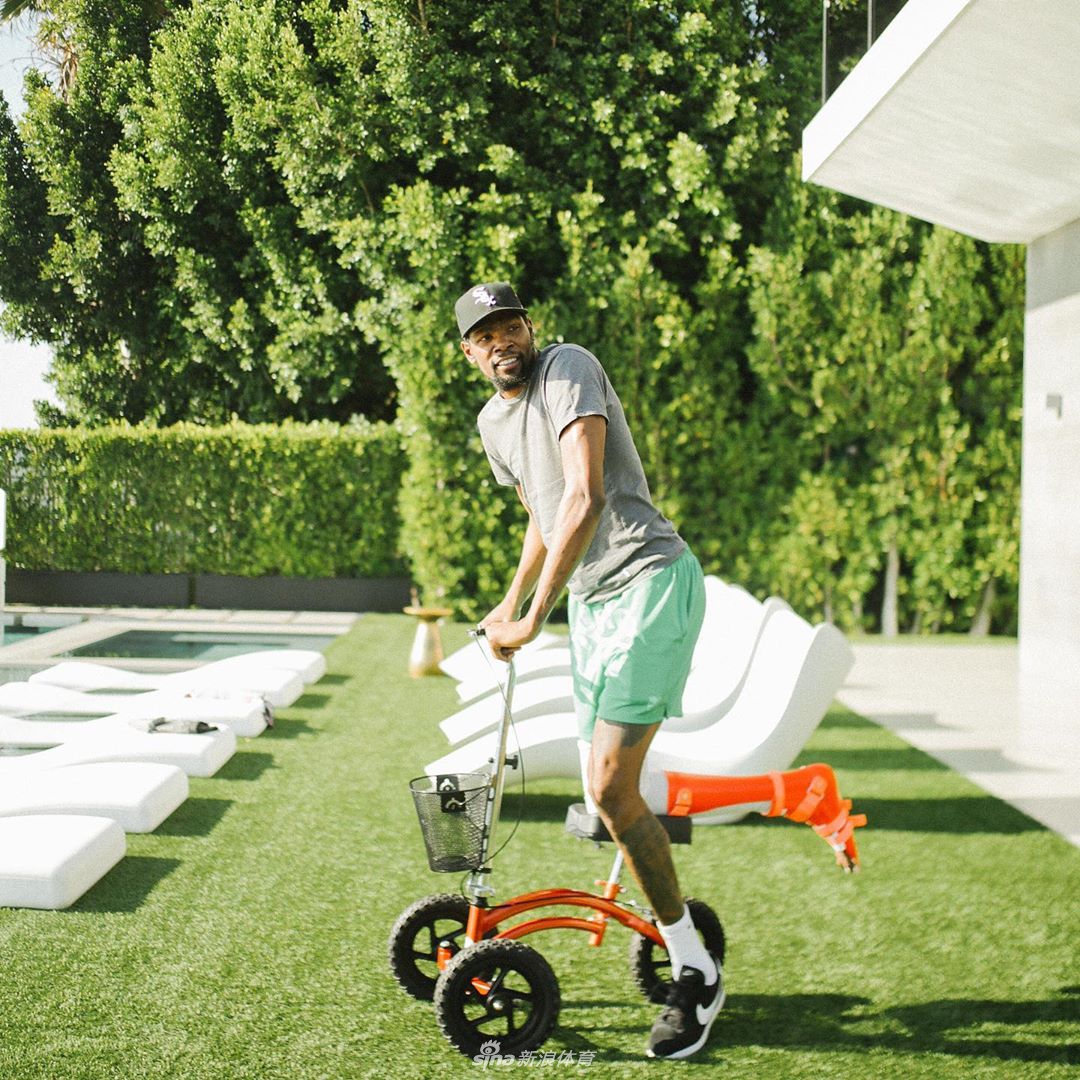 杜兰特狂练上肢力量秀麒麟臂 拄拐出门恢复不错