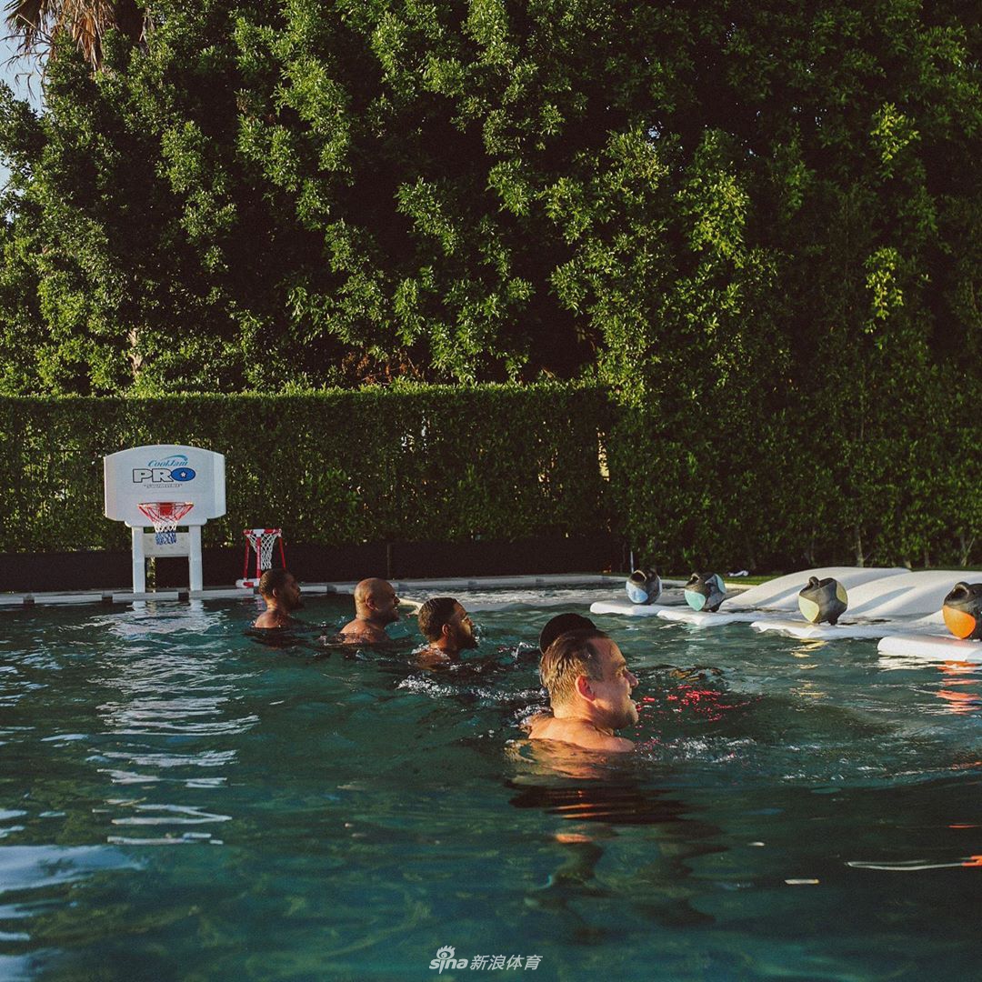 杜兰特脱掉保护靴 走路仅需要1根拐杖