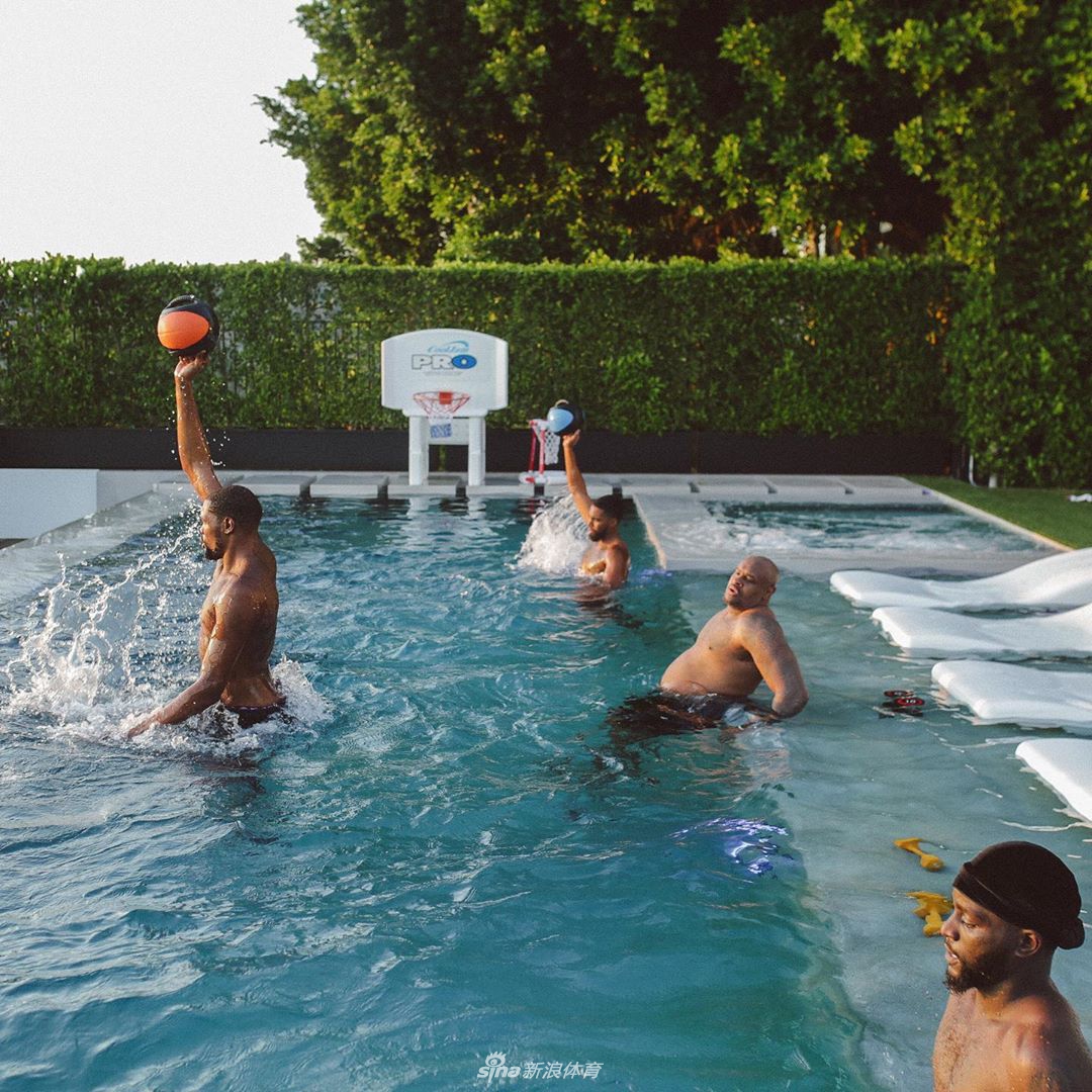 杜兰特脱掉保护靴 走路仅需要1根拐杖