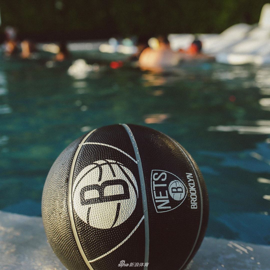 杜兰特脱掉保护靴 走路仅需要1根拐杖