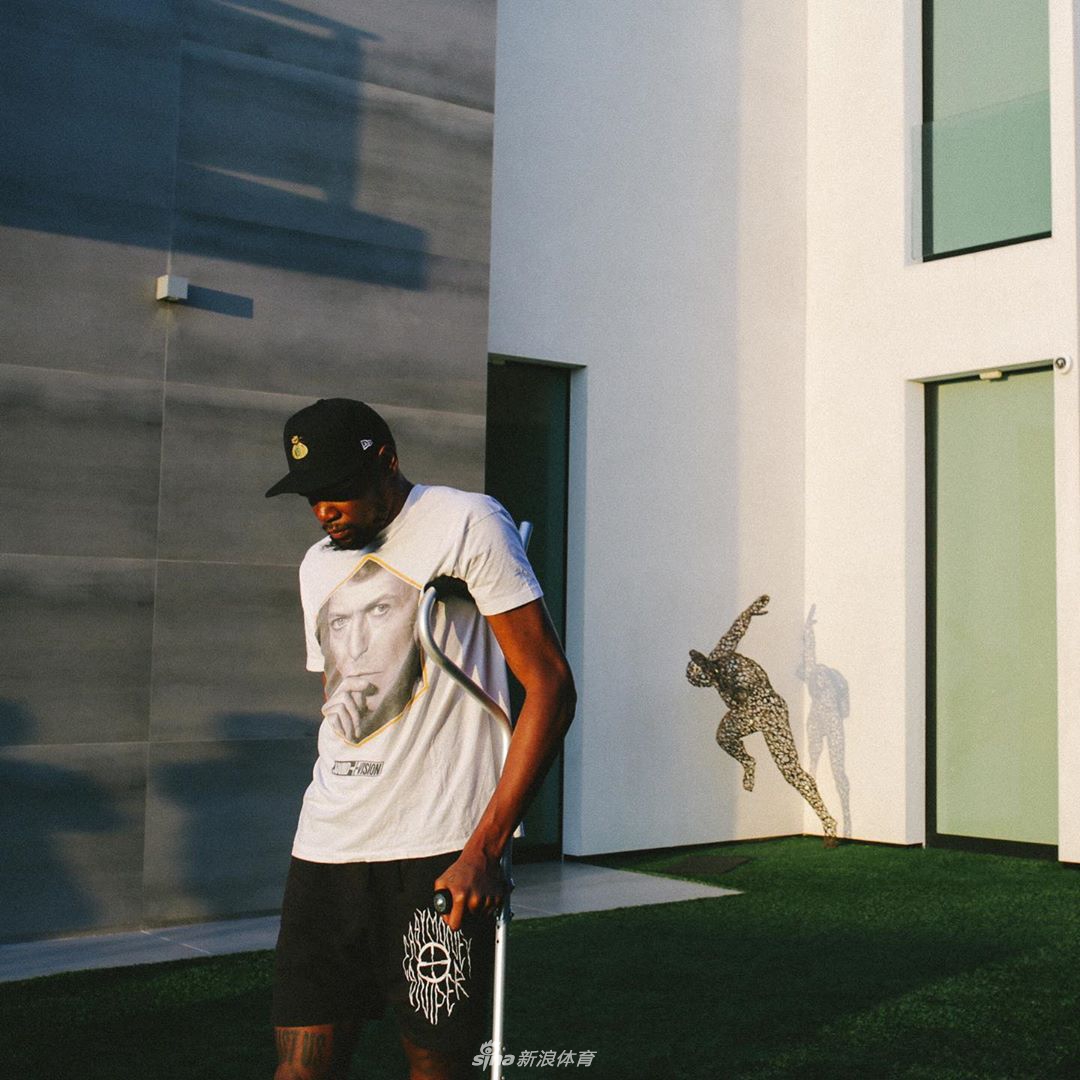 杜兰特脱掉保护靴 走路仅需要1根拐杖