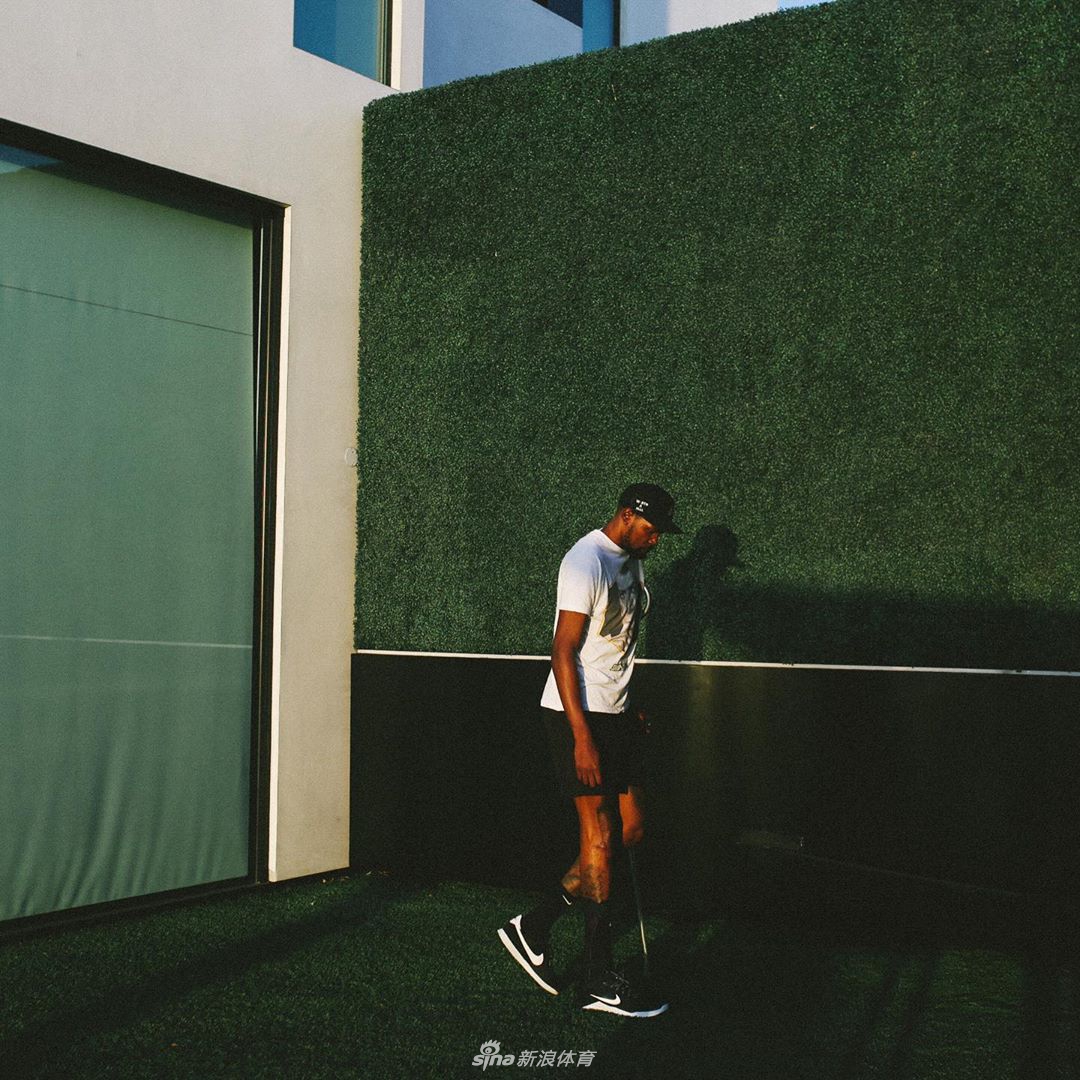 杜兰特脱掉保护靴 走路仅需要1根拐杖