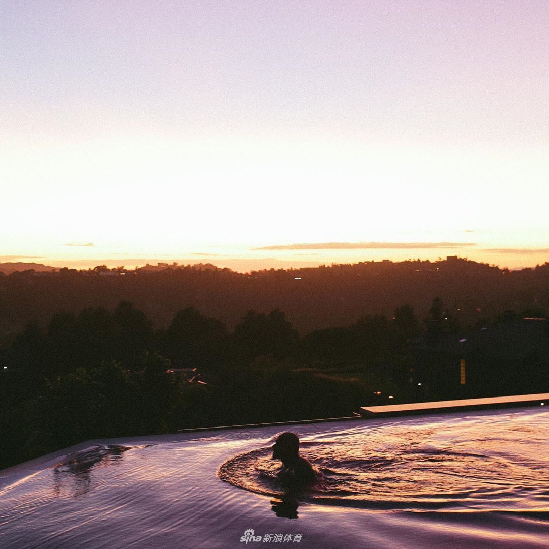 杜兰特脱掉保护靴 走路仅需要1根拐杖