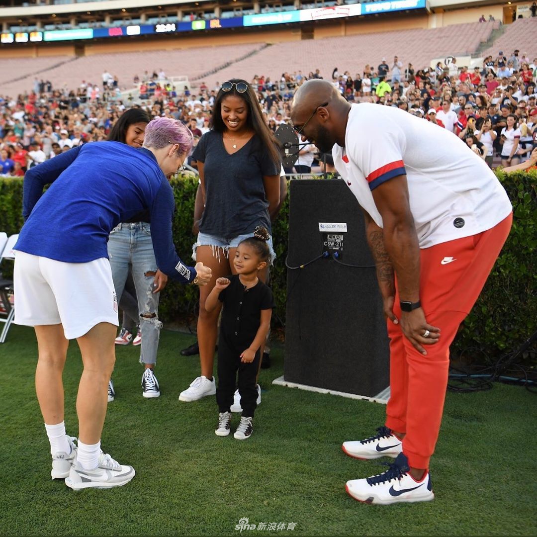 科比带全家看美国女足比赛 三个女儿谁更像爹