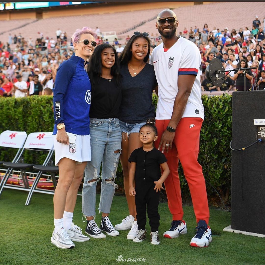 科比带全家看美国女足比赛 三个女儿谁更像爹