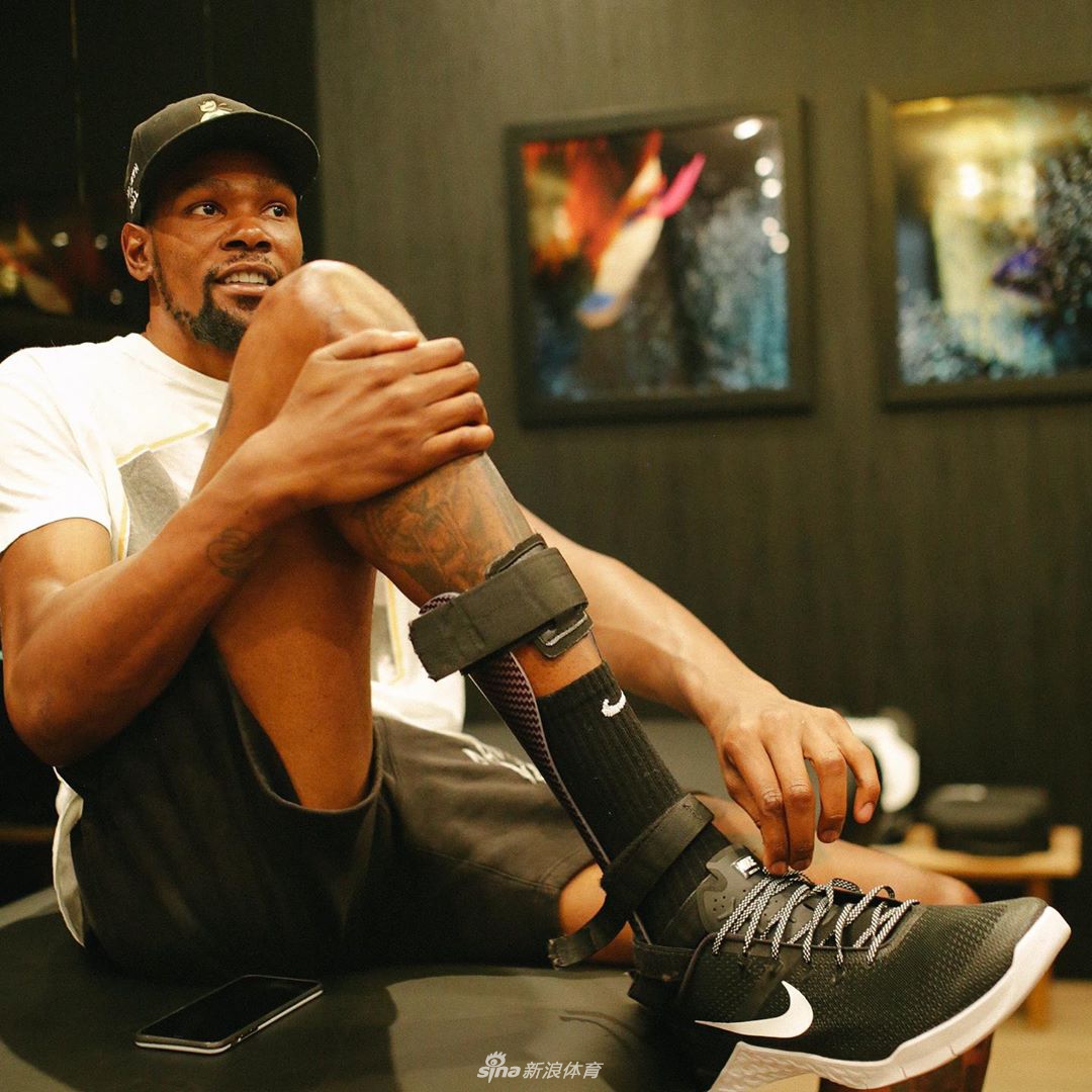 杜兰特出行已不用拄拐 在家打2k游戏相当快乐