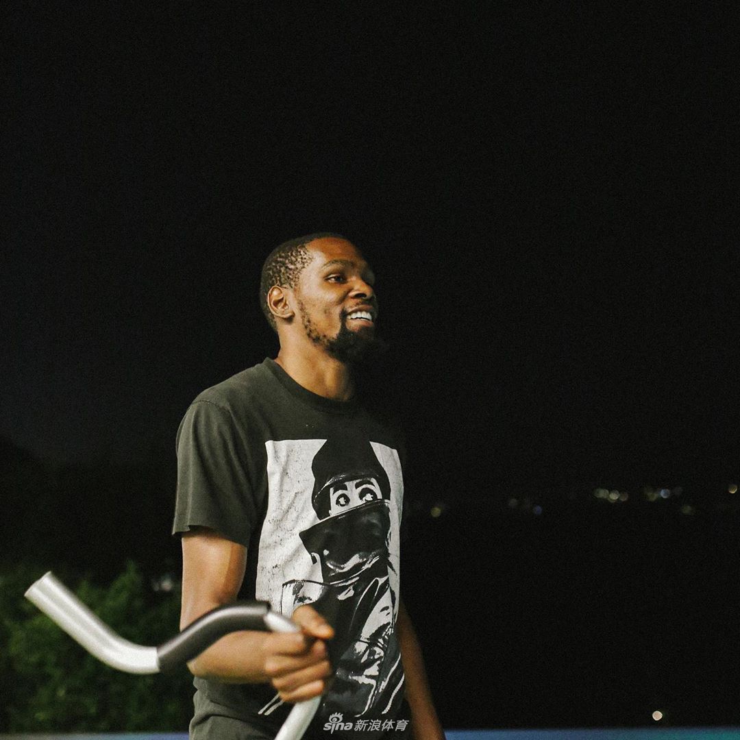 杜兰特出行已不用拄拐 在家打2k游戏相当快乐