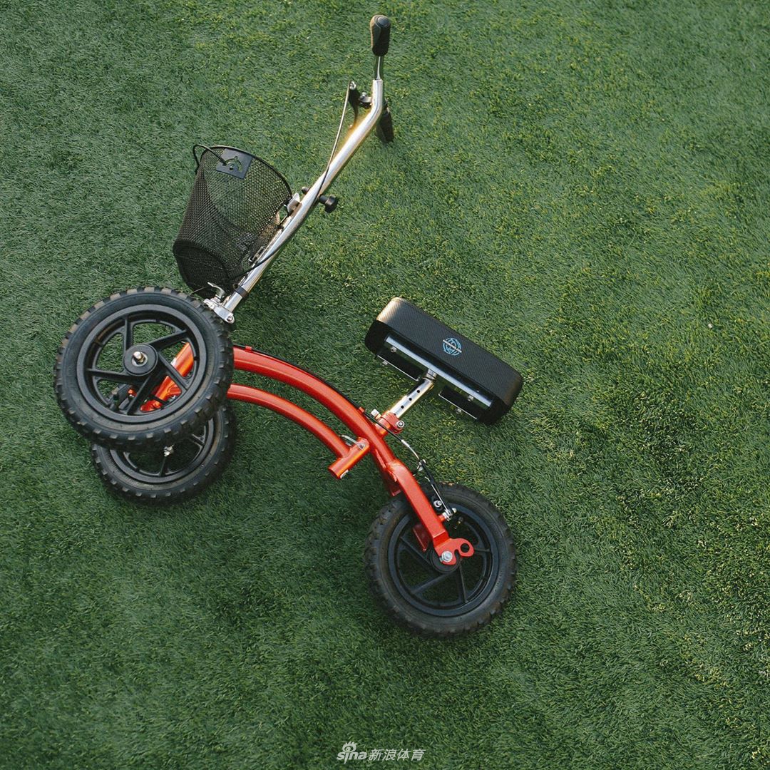 杜兰特出行已不用拄拐 在家打2k游戏相当快乐