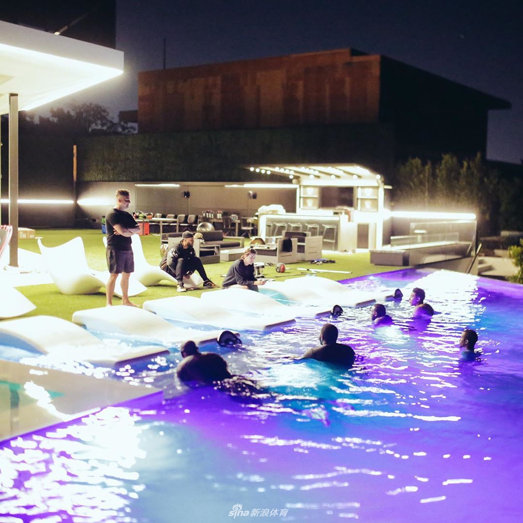 杜兰特出行已不用拄拐 在家打2k游戏相当快乐