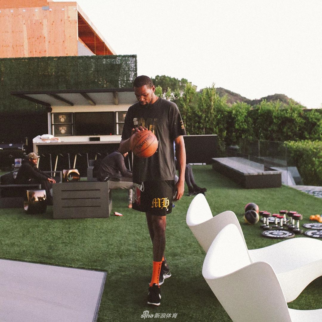 杜兰特出行已不用拄拐 在家打2k游戏相当快乐