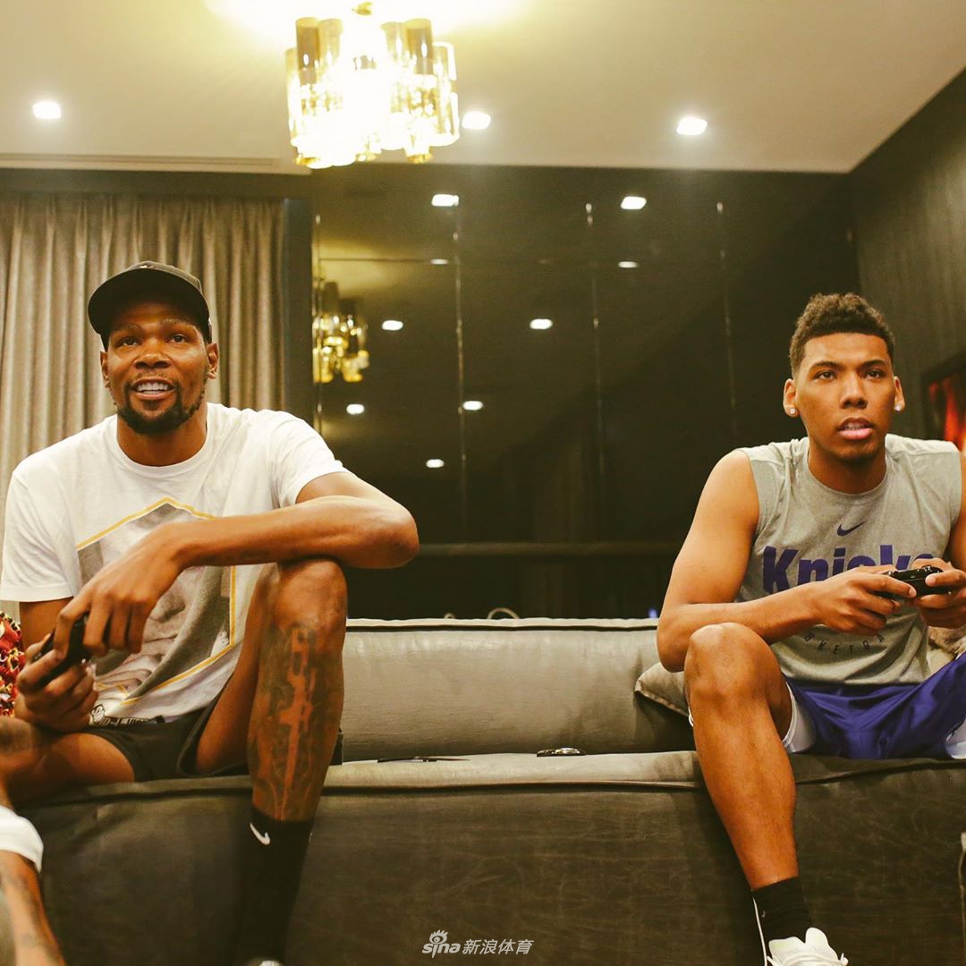 杜兰特出行已不用拄拐 在家打2k游戏相当快乐