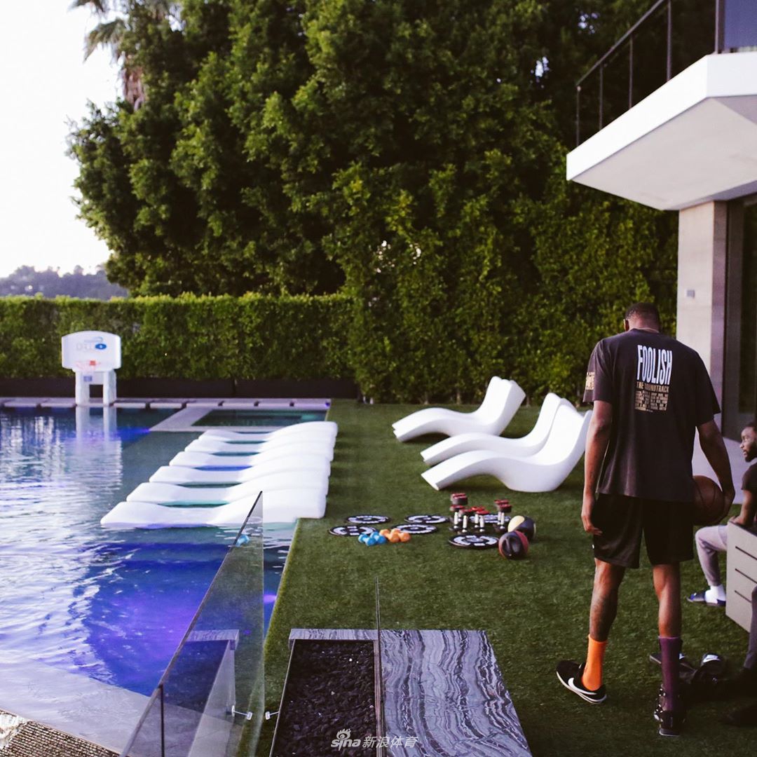 杜兰特出行已不用拄拐 在家打2k游戏相当快乐