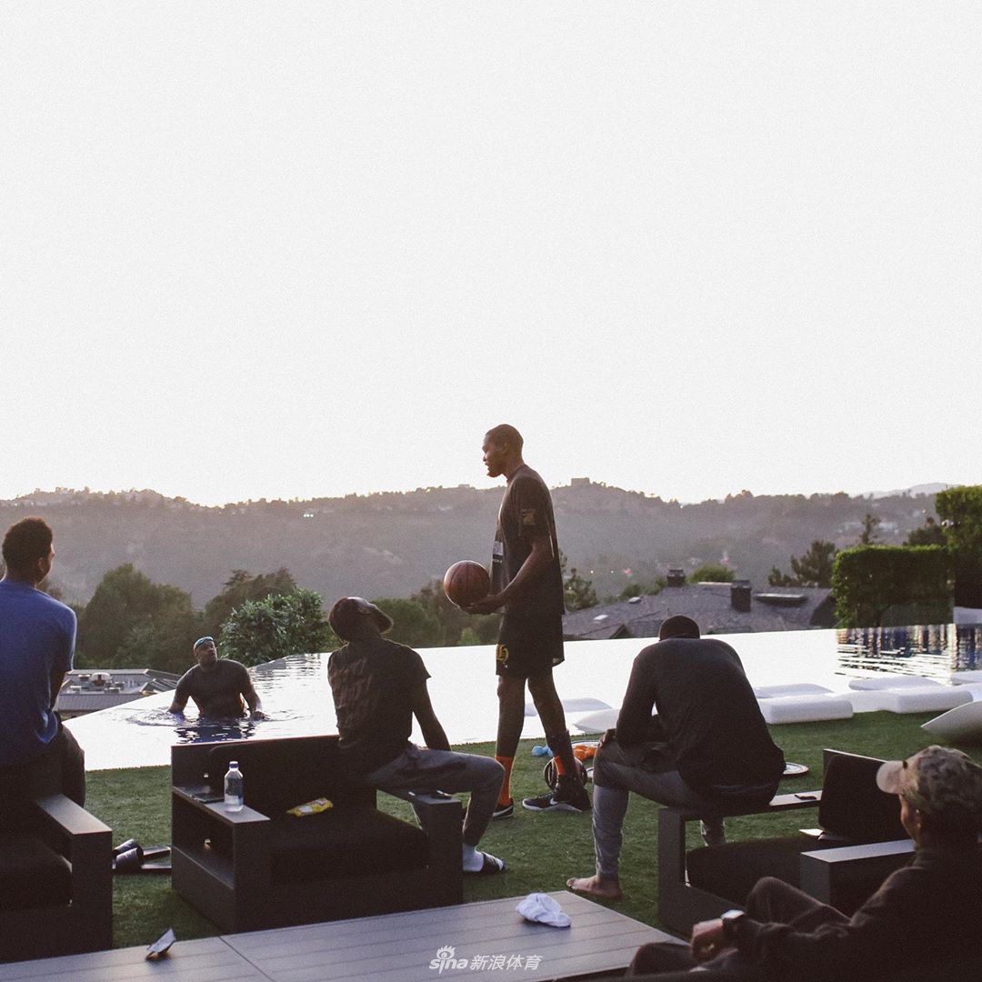 杜兰特出行已不用拄拐 在家打2k游戏相当快乐