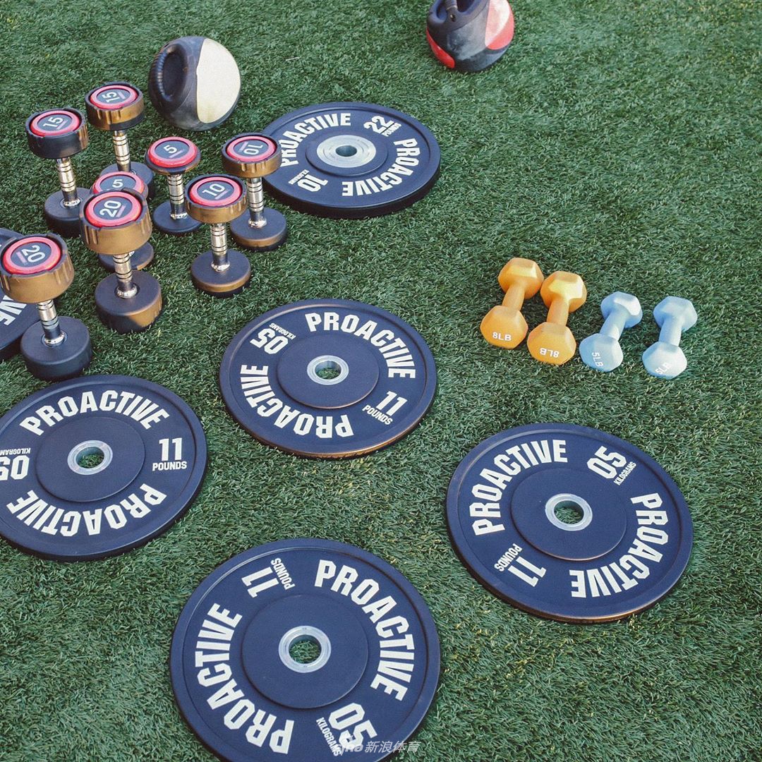 杜兰特出行已不用拄拐 在家打2k游戏相当快乐