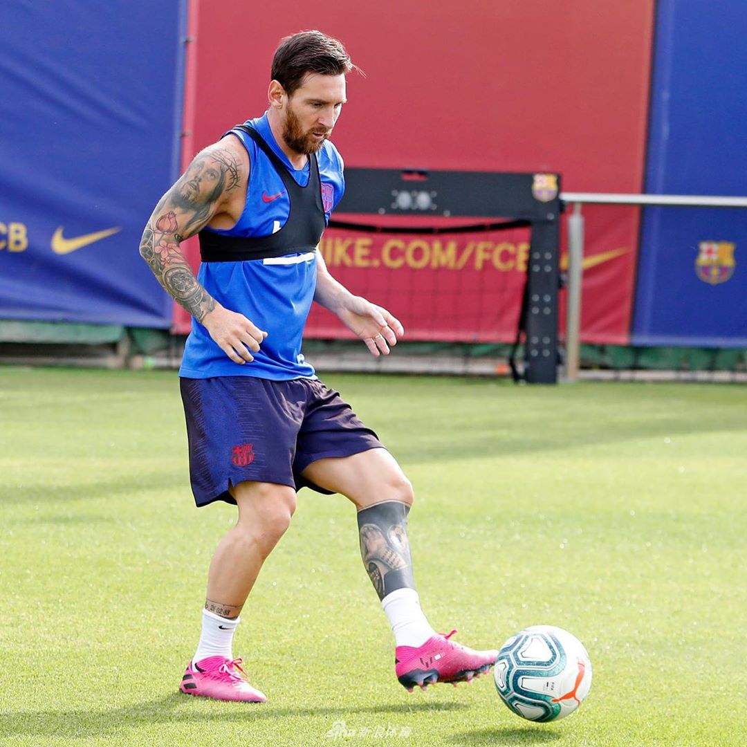 梅西伤愈回归训练 新发型亮了