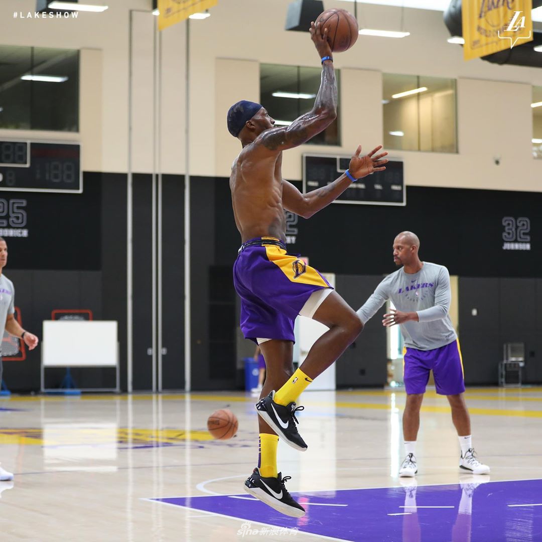 霍华德练习篮下技术