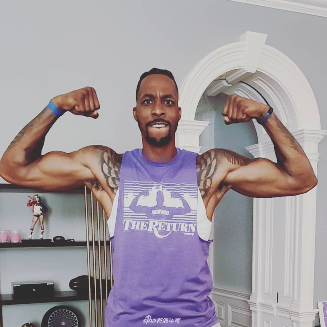 霍华德变身魔鬼筋肉人 野球场秀弹跳头与篮筐齐平