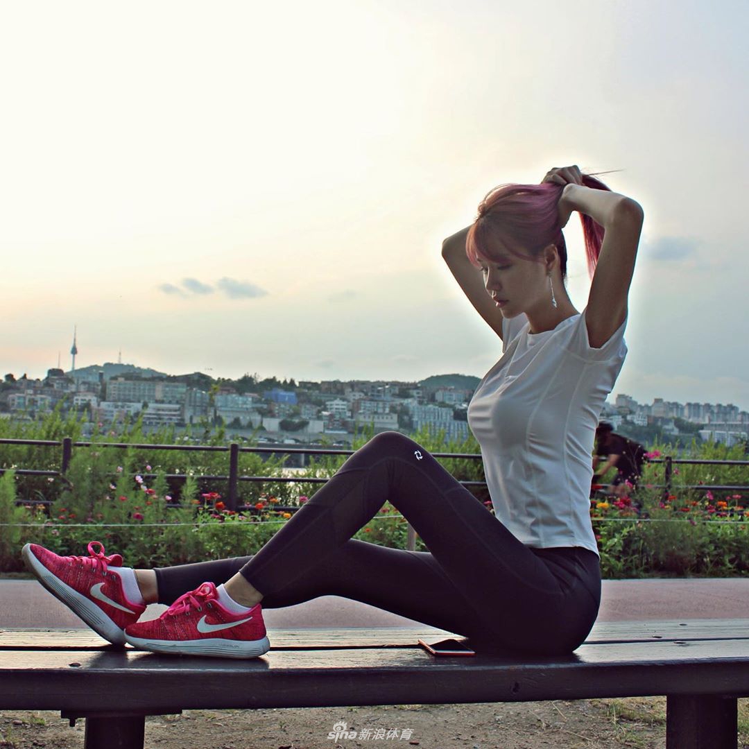 长腿模特爱运动 完美身材诠释黄金比例!