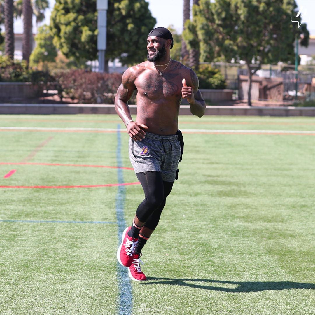 湖人户外活动考辛斯现身！詹姆斯霍华德大秀健硕肌肉