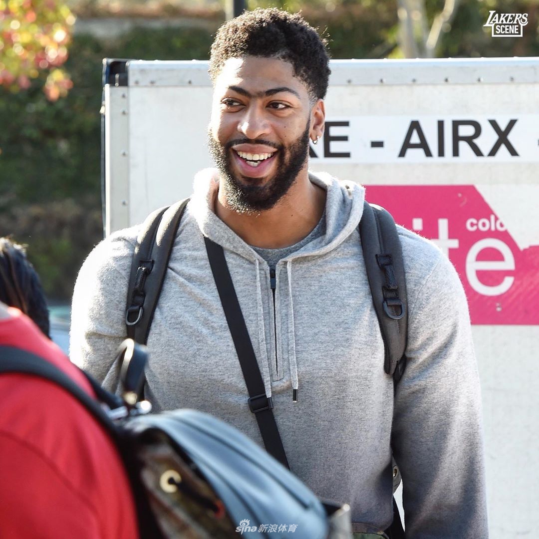 湖人户外活动考辛斯现身！詹姆斯霍华德大秀健硕肌肉