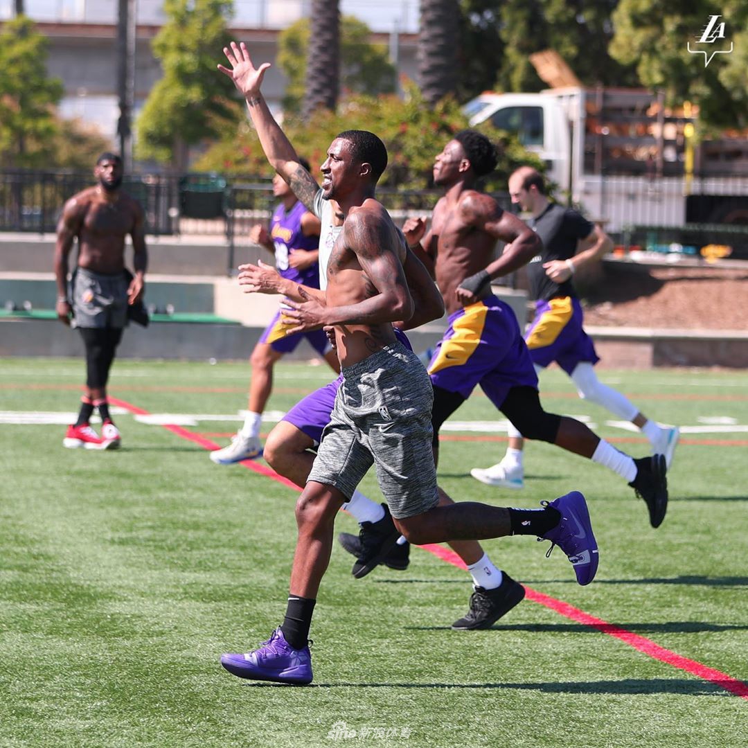 湖人户外活动考辛斯现身！詹姆斯霍华德大秀健硕肌肉