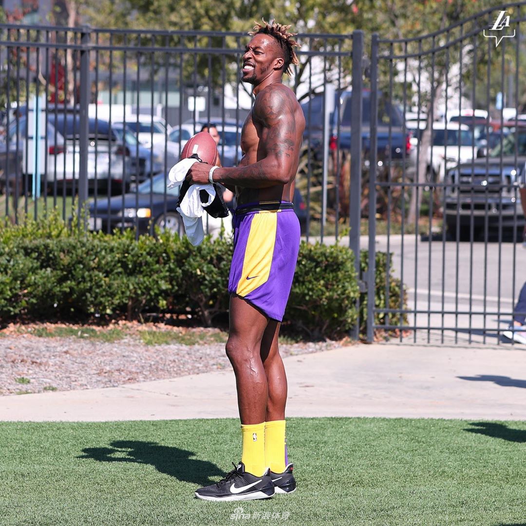 湖人户外活动考辛斯现身！詹姆斯霍华德大秀健硕肌肉