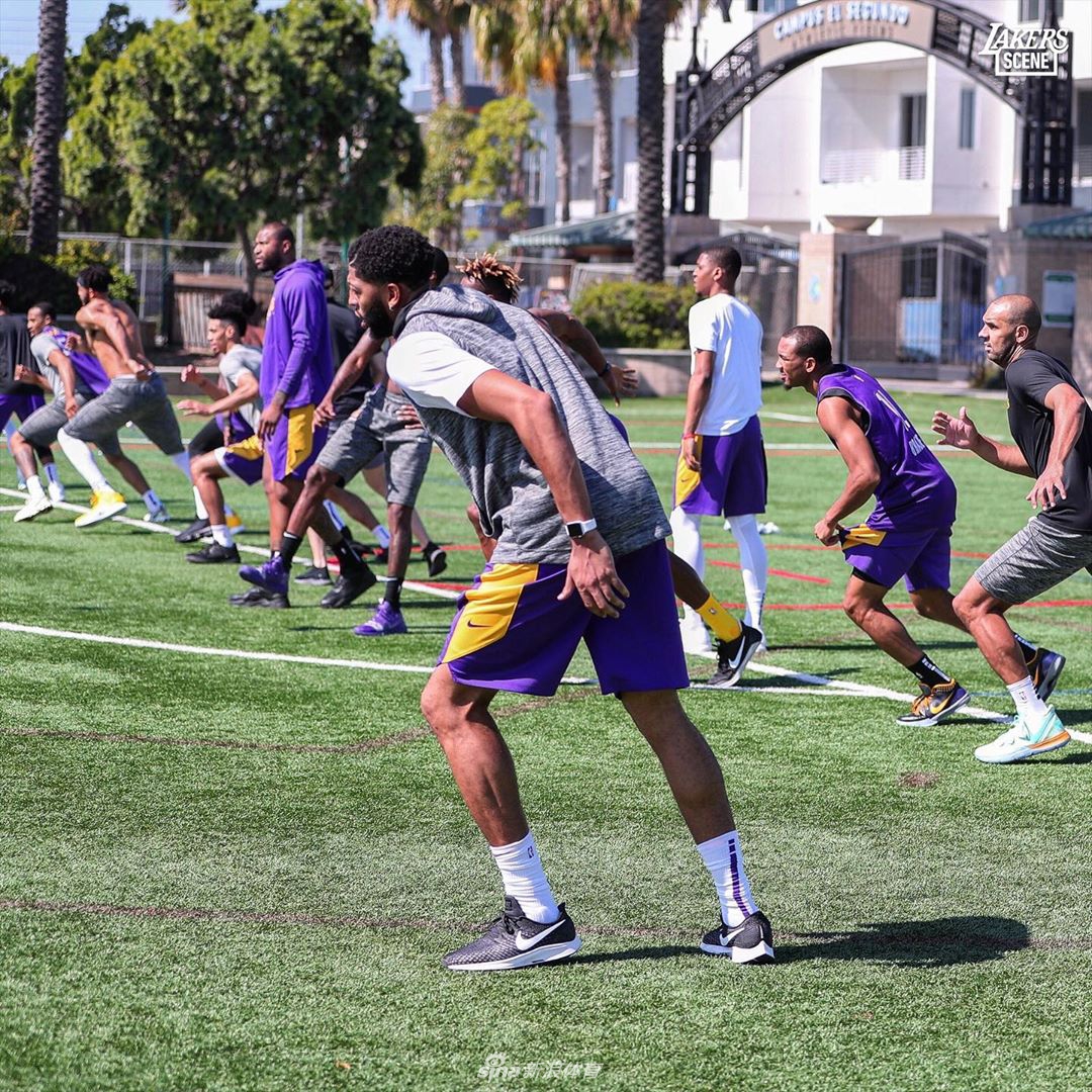 湖人户外活动考辛斯现身！詹姆斯霍华德大秀健硕肌肉