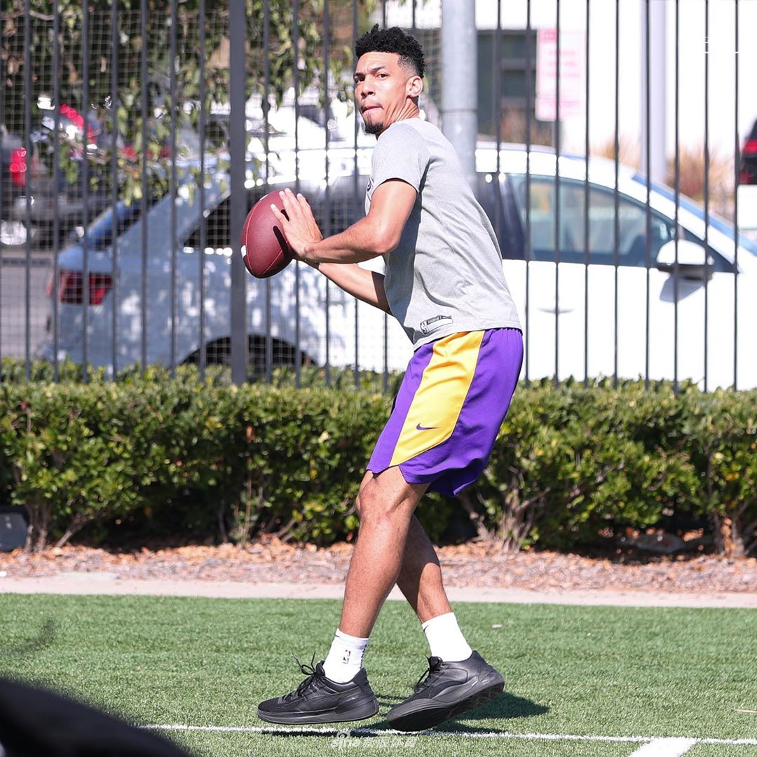 湖人户外活动考辛斯现身！詹姆斯霍华德大秀健硕肌肉