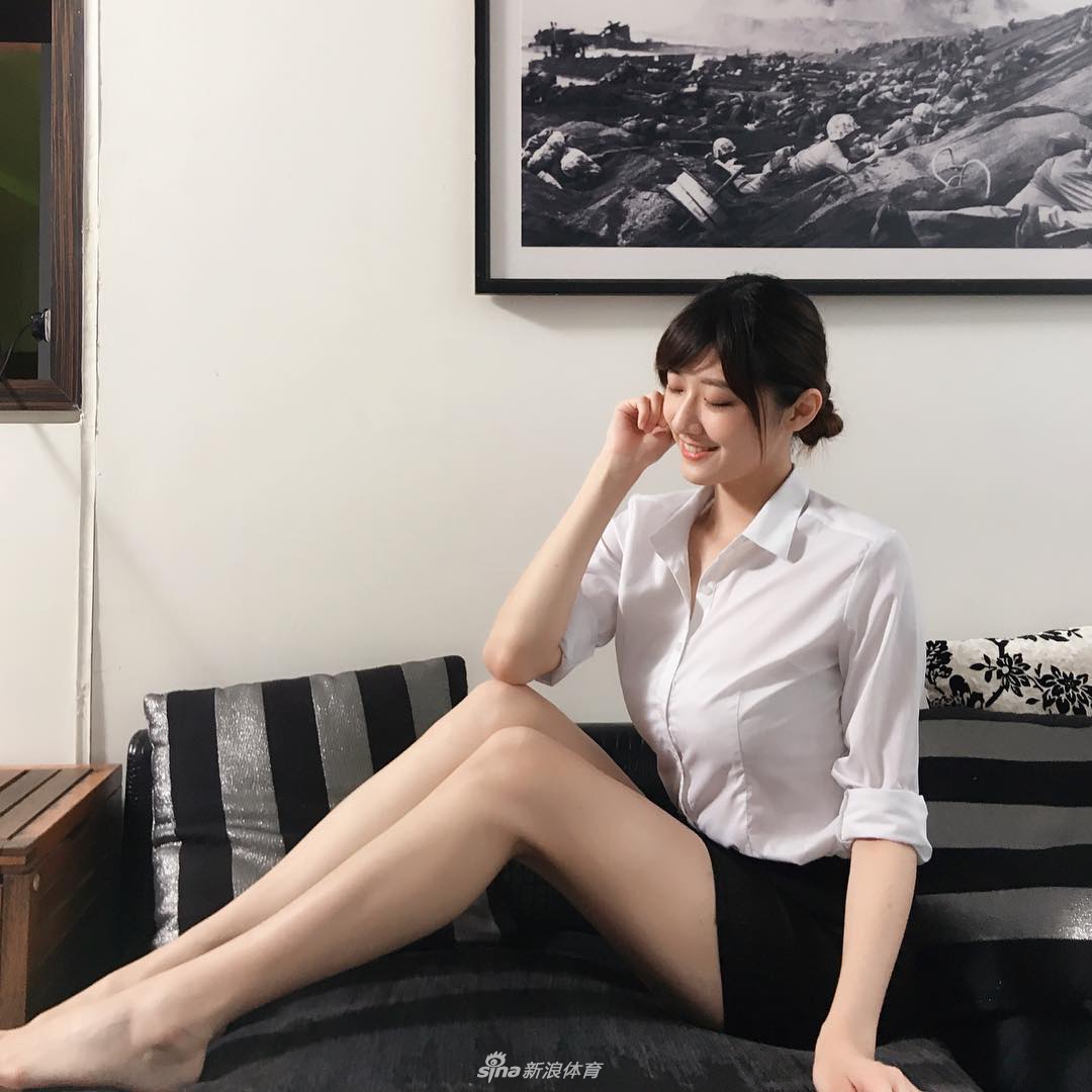 美女球迷为猛龙新赛季助威 傲人大长腿夺人眼球