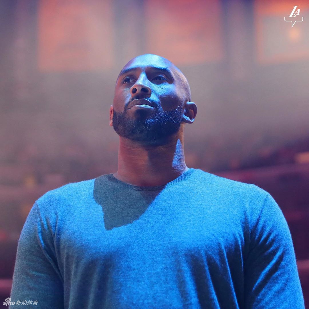 科比现场观战湖人！跟詹姆斯世纪性握手，和魔兽拥抱！