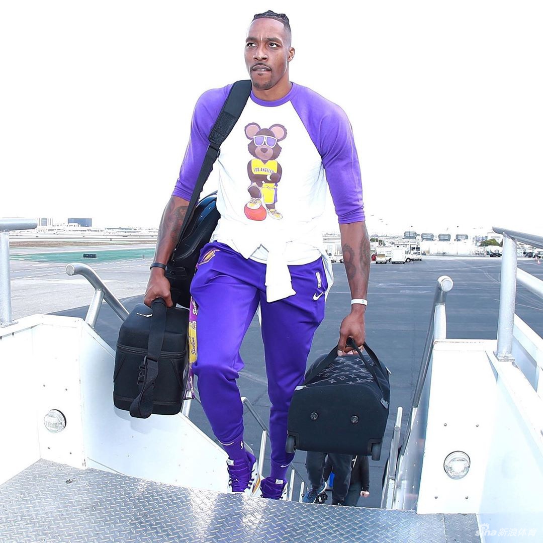 湖人众将开启客场之旅 库兹马戴护目镜还是那么帅