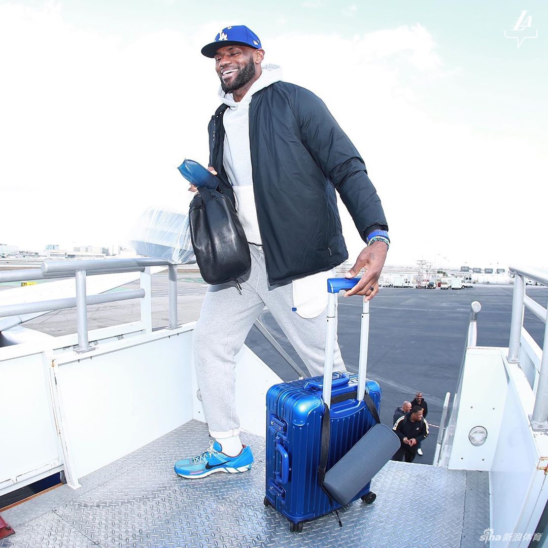 湖人众将开启客场之旅 库兹马戴护目镜还是那么帅