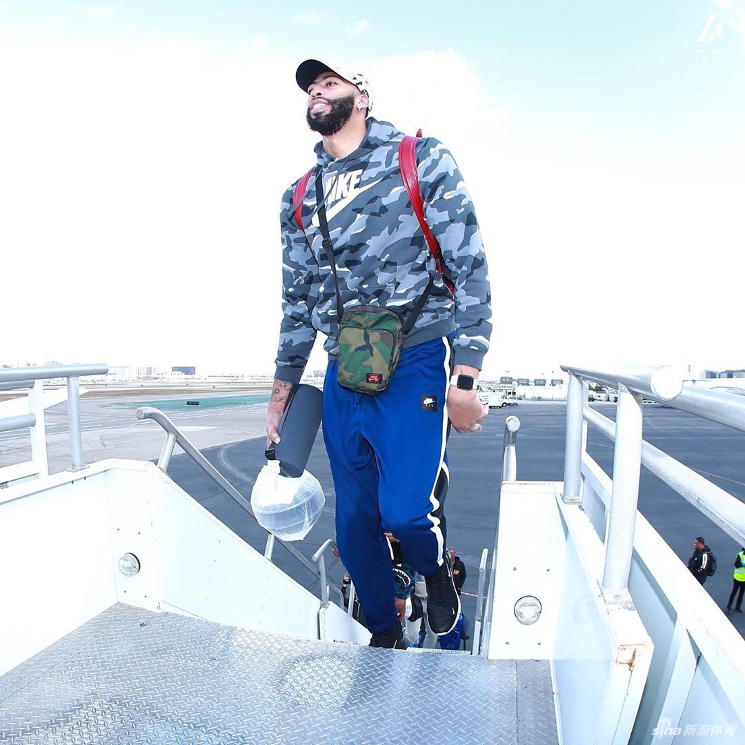 湖人众将开启客场之旅 库兹马戴护目镜还是那么帅