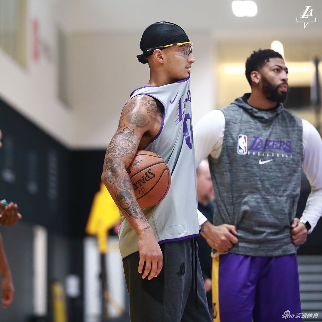湖人众将开启客场之旅 库兹马戴护目镜还是那么帅