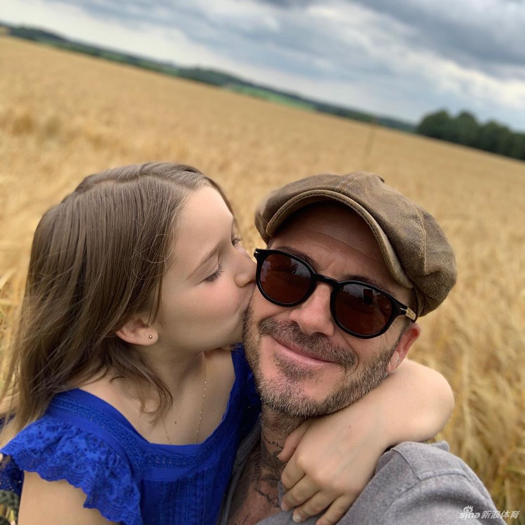 贝克汉姆不惧争议晒与8岁女儿亲吻照 你能接受吗？