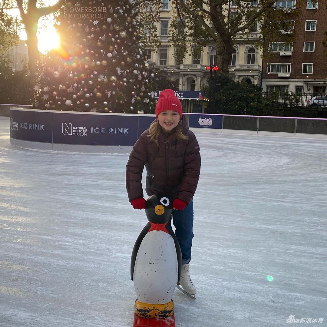 贝克汉姆不惧争议晒与8岁女儿亲吻照 你能接受吗？