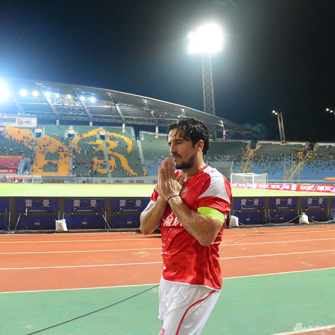 入籍球员洛国富换新造型长发飘飘