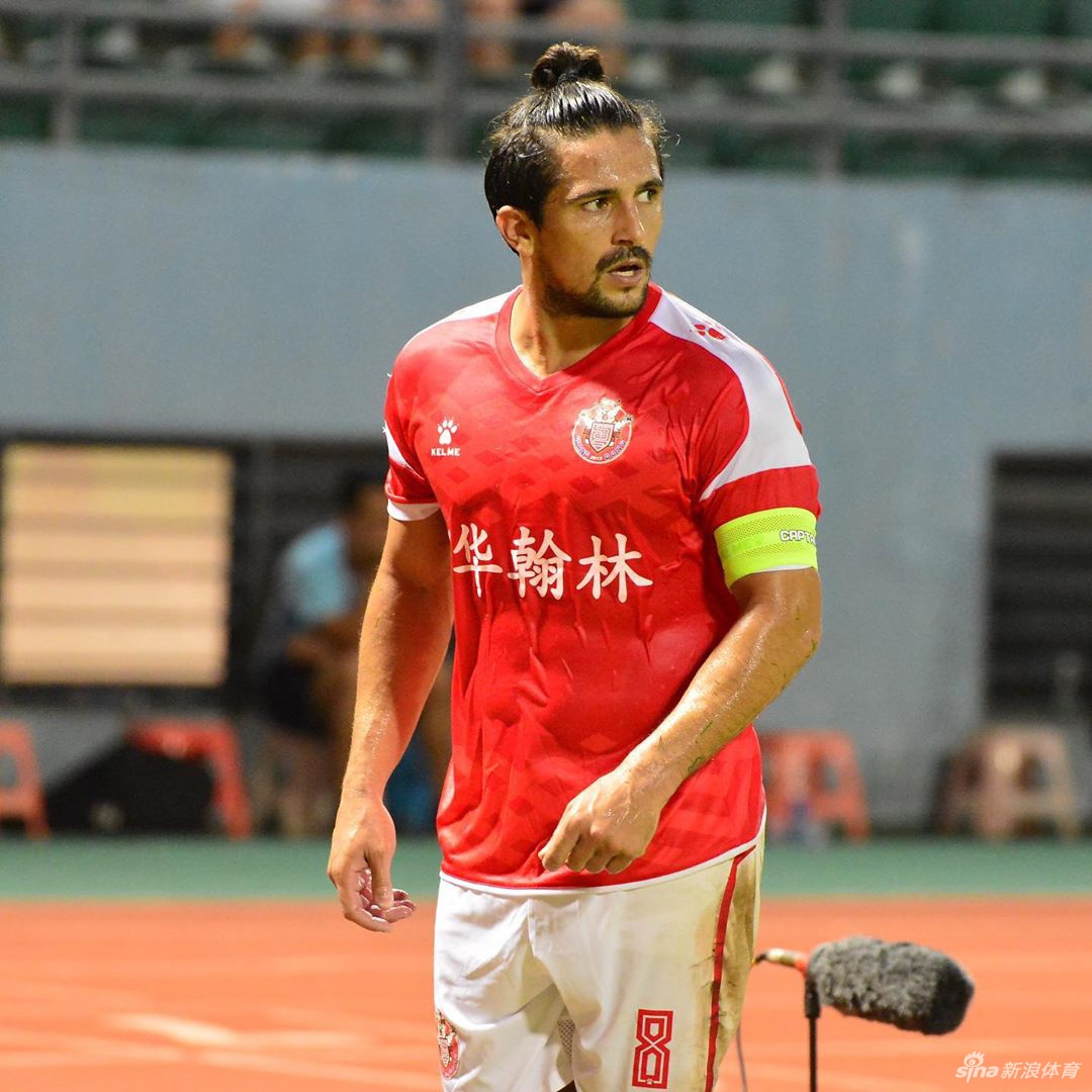 入籍球员洛国富换新造型长发飘飘