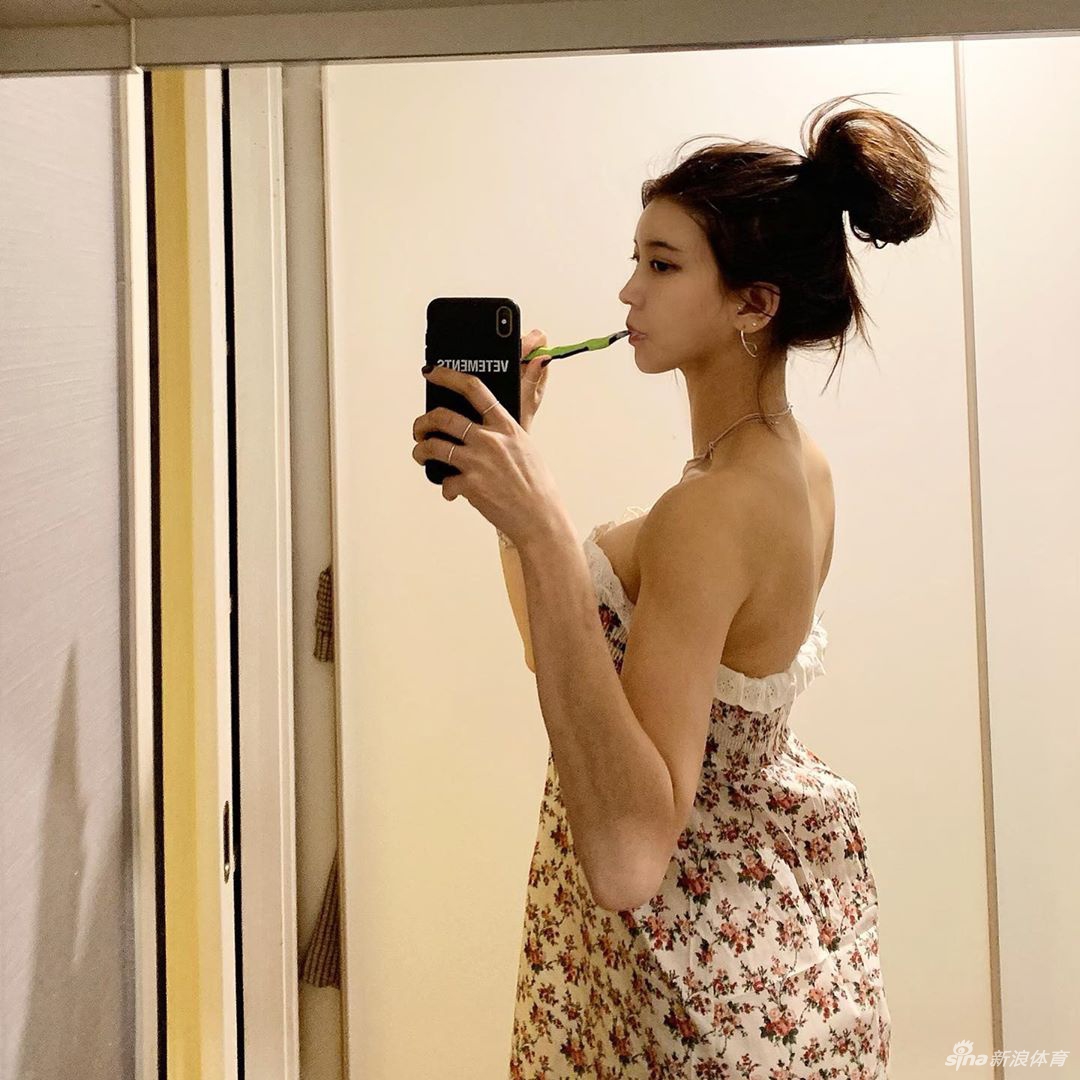 健身美女戴口罩运动秀大长腿 这身材什么水平