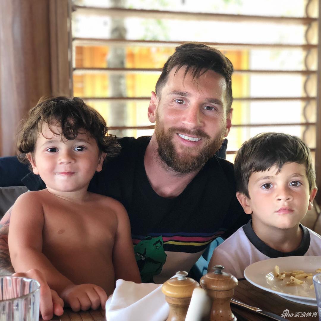 父亲节快乐梅西在家享受天伦之乐