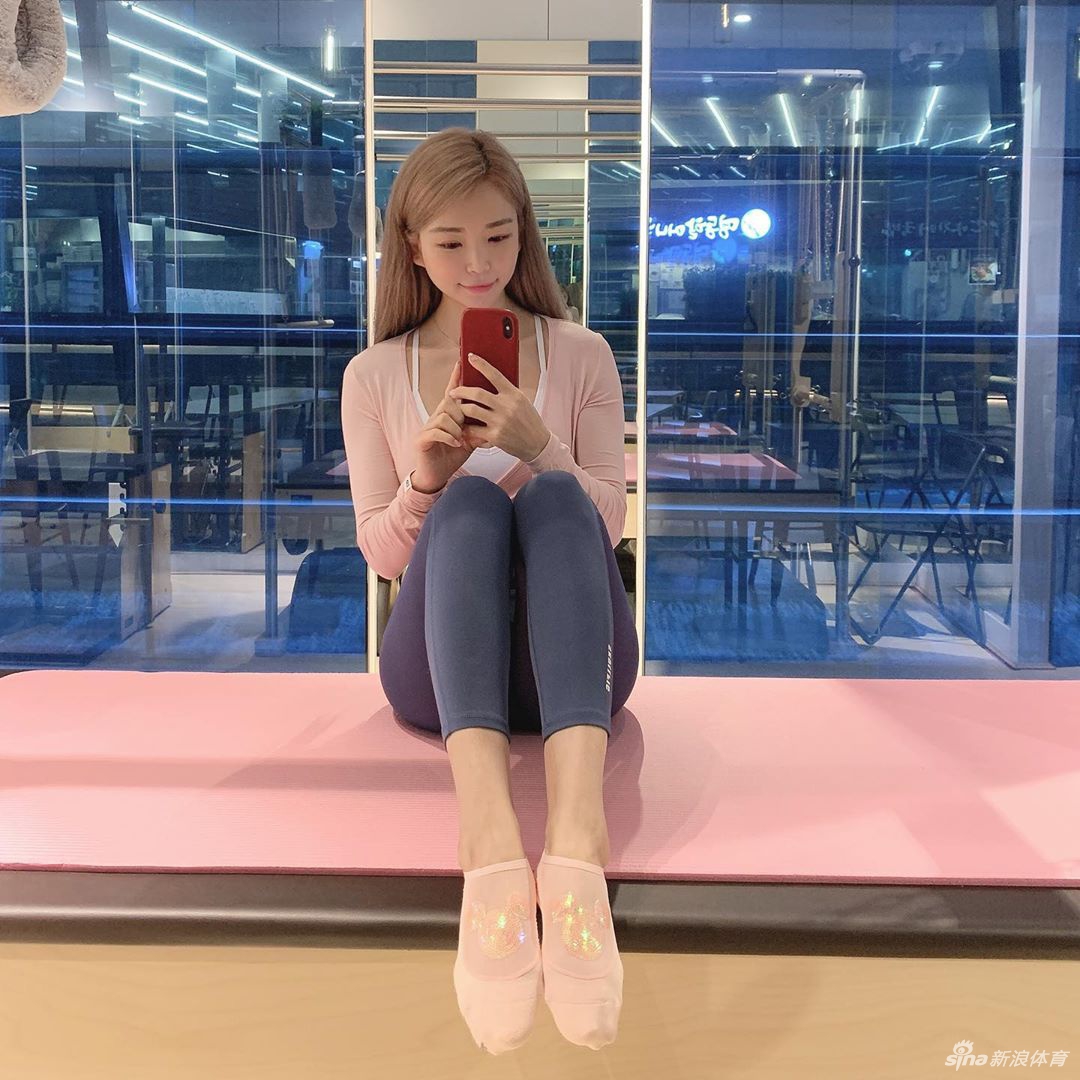 美女健身教练秀出傲人曲线 这身材什么水平