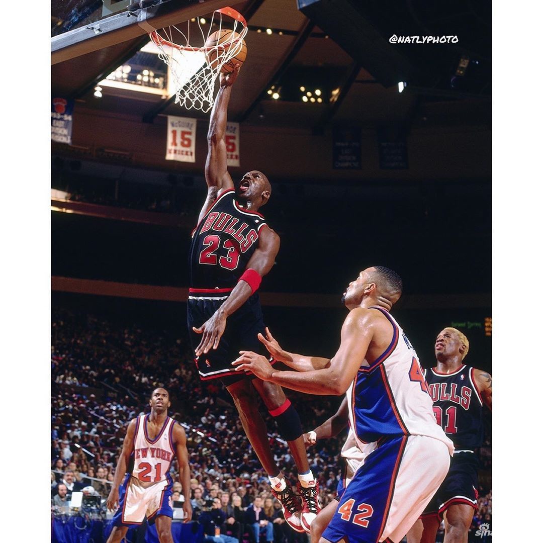乔丹公牛时期老照片：23号杀神 拳打奥尼尔脚踢尤因