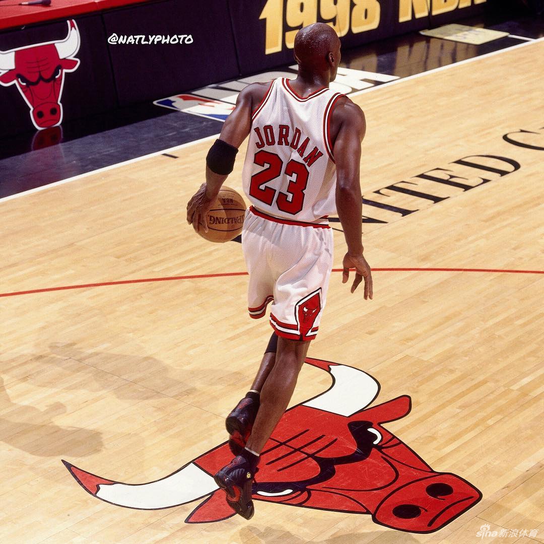 乔丹公牛时期老照片：23号杀神 拳打奥尼尔脚踢尤因