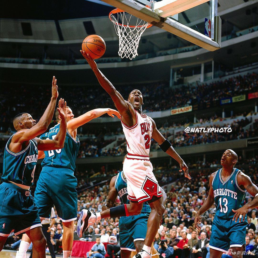 乔丹公牛时期老照片：23号杀神 拳打奥尼尔脚踢尤因